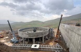 ادامه عملیات اجرایی کارخانه طلای سقز با وجود بارش شدید باران و برودت هوا