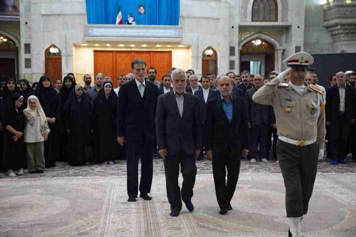 حضور رئیس، مدیران و کارکنان سازمان زمین‌شناسی و اکتشافات معدنی کشور در مرقد بنیان‌گذار انقلاب اسلامی