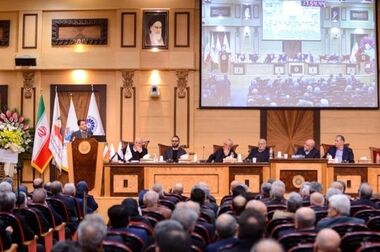توسعه صنعت پتروشیمی بر سواحل جنوب کشور متمرکز است