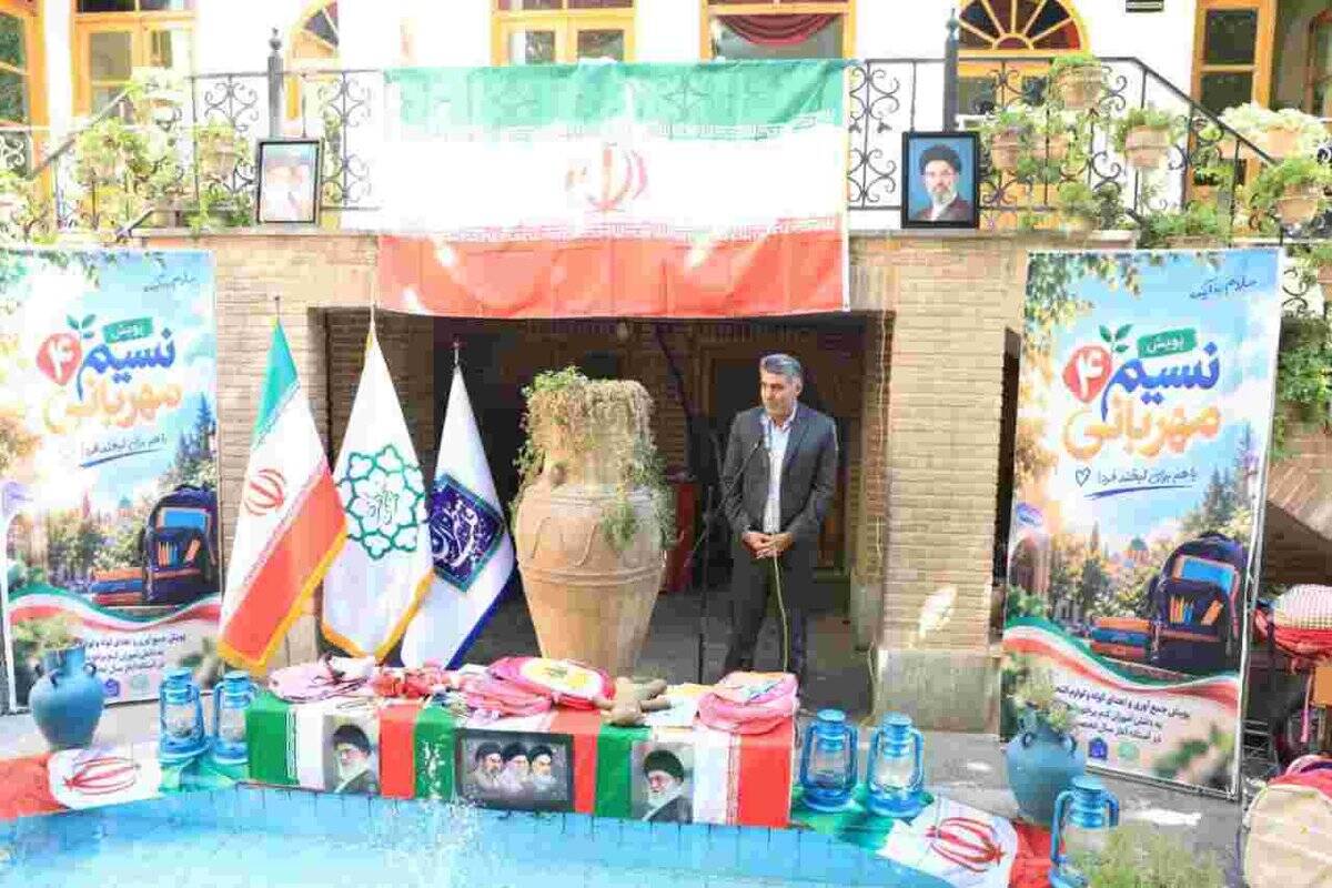 توزیع ۱۵۰۰ کوله و لوازم التحریر بین دانش آموزان کم برخوردار منطقه ۱۲