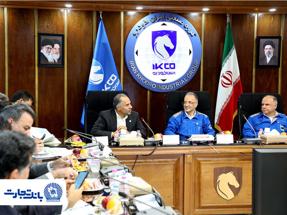 دکتر اخلاقی: بانک تجارت در کنار صنعت خودروسازی کشور ایستاده است