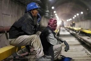 از درمان پولی تا حقوق ناچیز بازنشستگی/ آیا چرخ اقتصاد سیاسی به نفع کارگران می‌چرخد؟