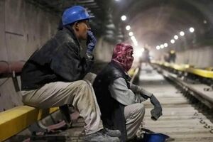 از درمان پولی تا حقوق ناچیز بازنشستگی/ آیا چرخ اقتصاد سیاسی به نفع کارگران می‌چرخد؟