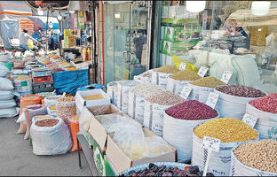 بنکداران از تاثیر مستقیم نوسانات ارزی بر قیمت کالاهای اساسی خبر دادند