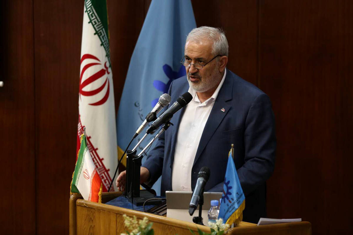  آخرین وضعیت اجرای بخشنامه واردات خودرو از زبان وزیر صمت/ آن‌هایی که منافع‌شان به خطر می‌افتد، انتقاد می‌کنند/ ایرانیان خارج از کشور هم می‌توانند خودرو وارد کنند