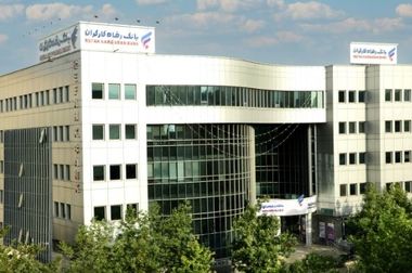 بانک رفاه کارگران به رانندگان تاکسی کارت رفاهی اعطا می‌کند