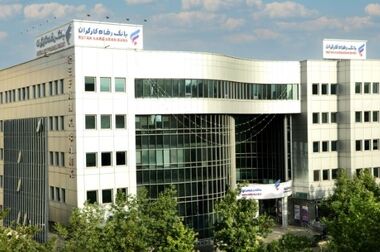 بانک رفاه کارگران به رانندگان تاکسی کارت رفاهی اعطا می‌کند