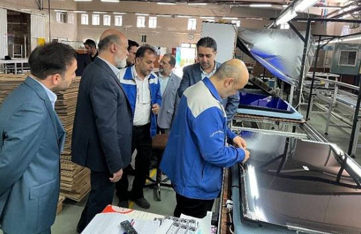 بازدید معاون راهبری شستا از روند تولید تلویزیون پارس الکتریک