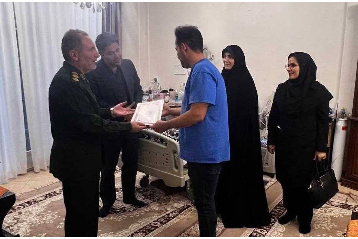 تداوم تعهد و خدمت‌رسانی/ دیدار مدیر بیمه دی قزوین با جانباز ۷۰ درصد سرافراز