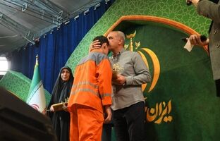 تجلیل از سفیران پاکیزگی و سبز منطقه یک در اجتماع شبانه میدان تجریش