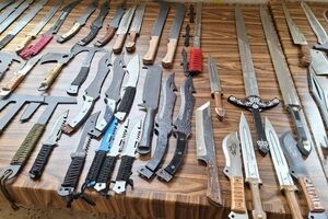 ضربه پلیس به بازار سیاه سلاح‌های غیرمتعارف در جنوب غرب تهران؛ کشف و ضبط ۳۰۰ تیغه سلاح سرد