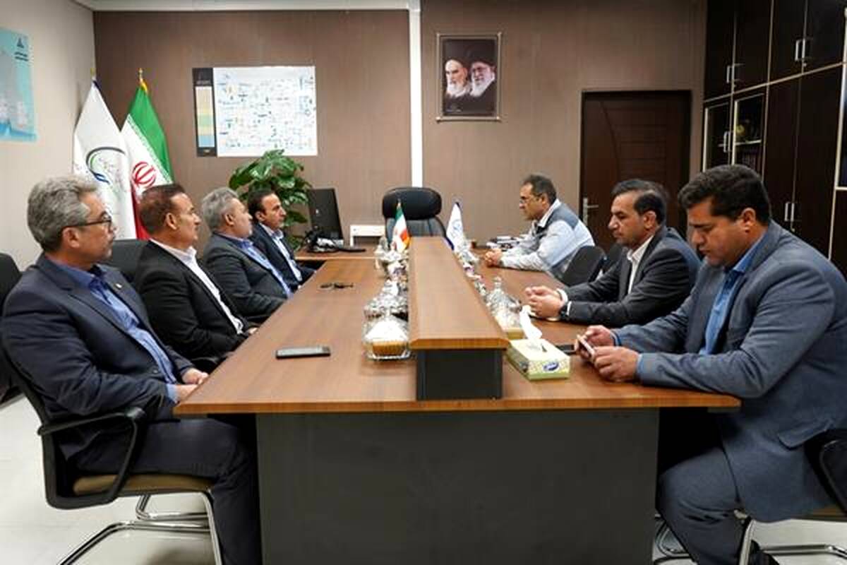 بانک ملی در کنار پتروشیمی ایلام قرار دارد
