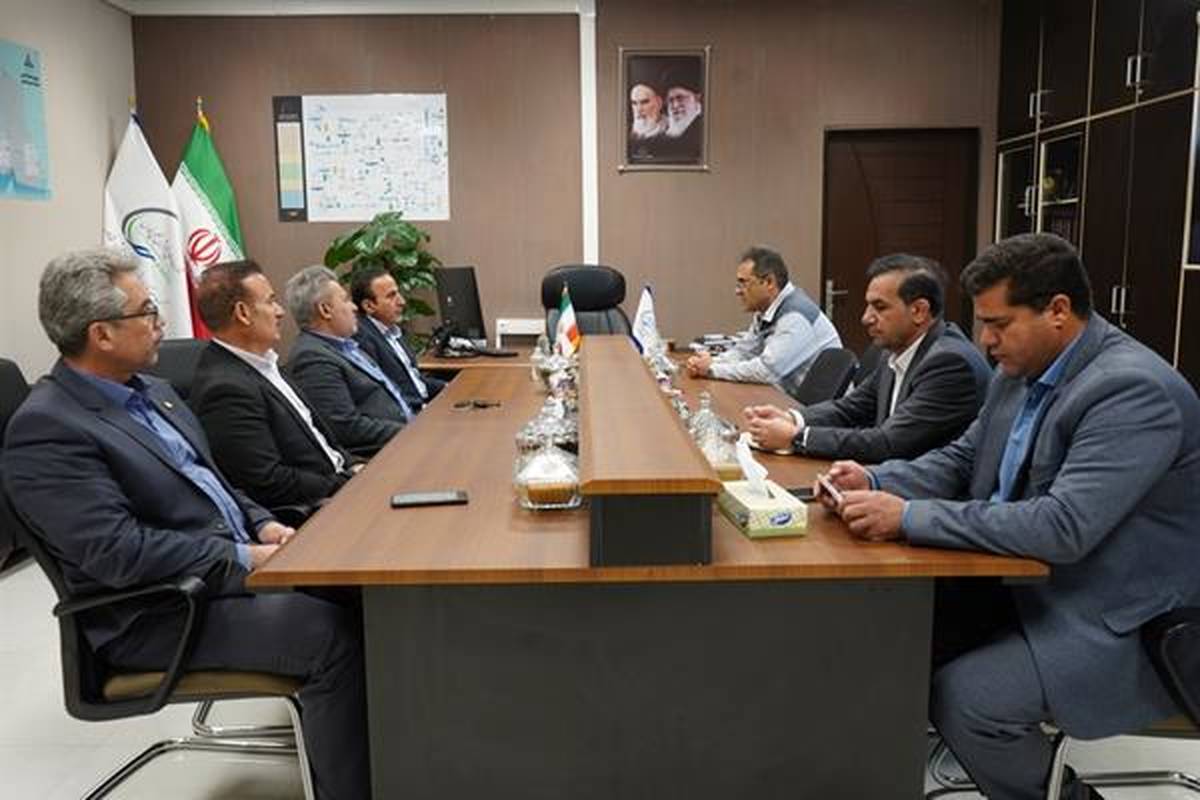 بانک ملی در کنار پتروشیمی ایلام قرار دارد