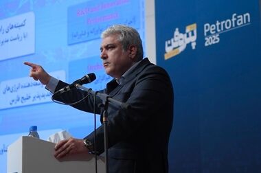 بانک مرکزی مسیر تأمین مالی یک‌میلیارددلاری پتروشیمی‌ها را هموار کرد/تأمین مالی ۵۰۰ میلیون‌دلاری از محل ارزهای صادراتی شرکت‌های هلدینگ خلیج‌فارس با پیش‌فروش ارز صادراتی