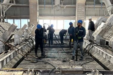 مراسم گرامیداشت آغاز دهه مبارک فجر در شرکت آلومینای ایران و تجدید میثاق کارکنان با آرمان‌های امام راحل (ره)