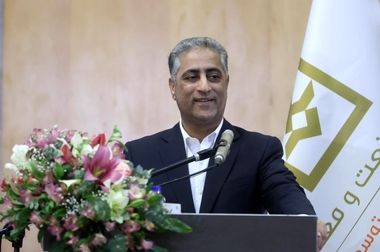بازدید سرزده دکتر حسن‌پور نماینده مردم کرمان در مجلس شورای اسلامی از بانک صنعت و معدن این استان/ تأکید بر حمایت جدی نظام بانکی از تولید و اشتغال